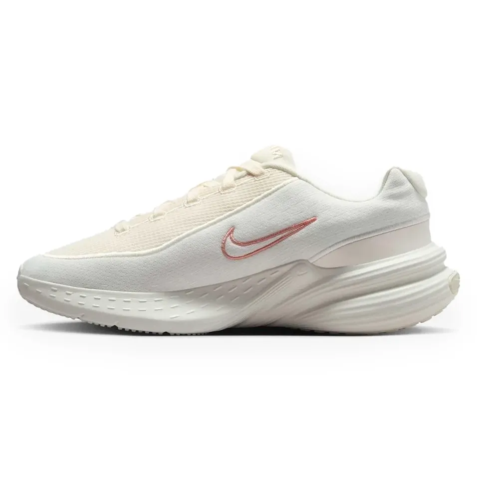 Tênis Nike Uplift SC feminino branco, vista frontal destacando logotipo e detalhes